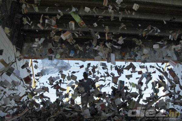 Botellas de vidrio, portones rotos y piedras, así amaneció el estadio Morazán