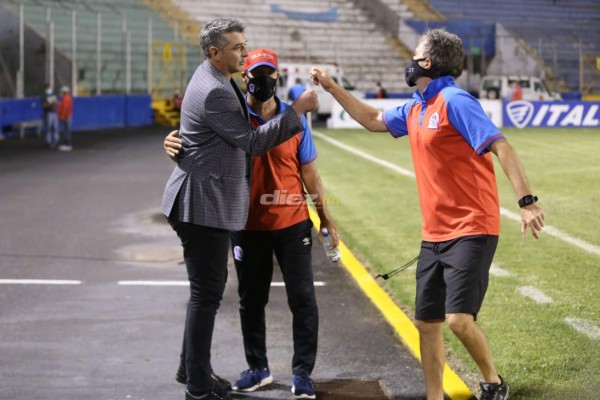 No lo viste en TV: El bonito saludo de Troglio y Diego y los 'cariñitos' en la Ultra Fiel en un bravo clásico