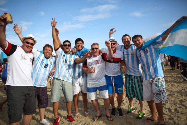 Alemanes y argentinos ya viven su fiesta previo a la final del Mundial.