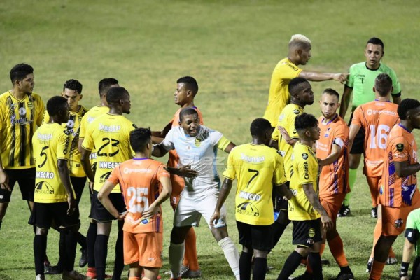 NO VISTE EN TV: Bronca en el Morazán, el festejo de Diego Vázquez y el penal a Galvaliz