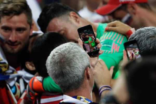 No se vio en TV: Rakitic rompe en llanto y el dolor de los rusos por decir adiós al Mundial