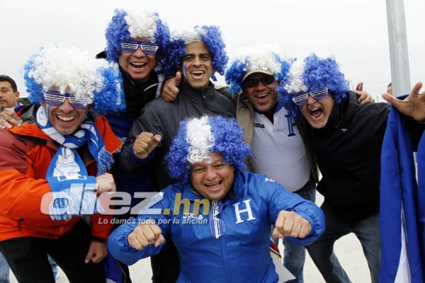Hondureños pintan de azul y blanco las afueras del estadio Avaya