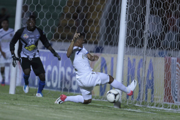 Olimpia golea a Victoria y es líder absoluto