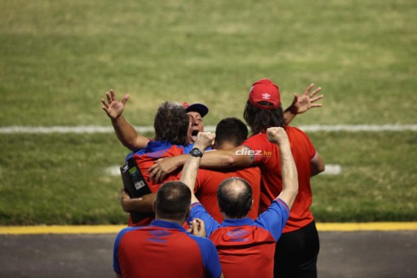 Dos jugadores de otros equipos llegaron a apoyar a Olimpia y el abrazo de Trogio y Vargas