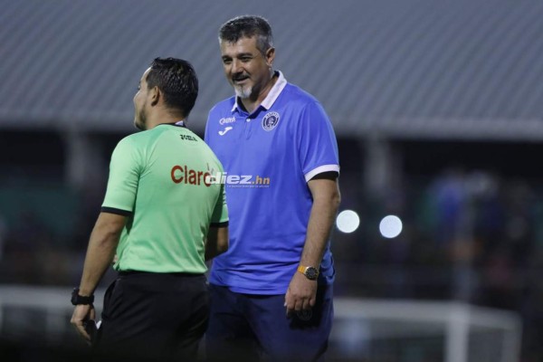 Futbolista sale mareado y vomitando, un portero improvisado y Omar Rosas con su espectacular festejo