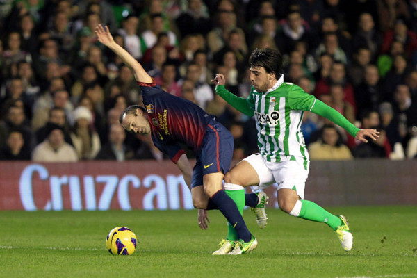 Barcelona vence 2-1 al Betis y Messi hace historia