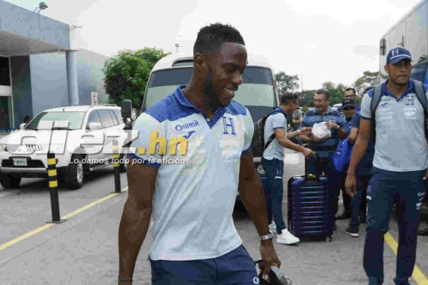 Jugadores de la Selección de Honduras llegan alegres en su regreso de Martinica