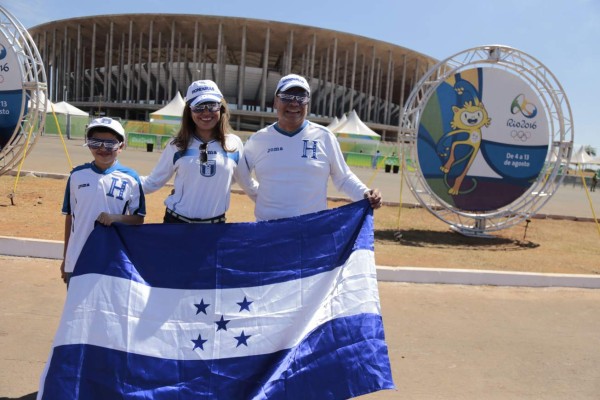 FOTOS: Hondureños se hacen sentir en el estadio Mané Garrincha