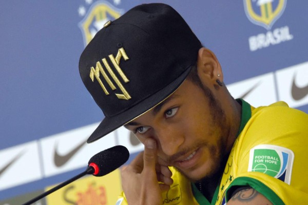 Neymar visitó a sus compañeros la concentración de Brasil.