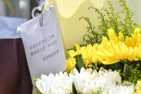 Beijing Guoan llora al 'Pery' Martínez y le honra con bonito altar en las afueras de su estadio