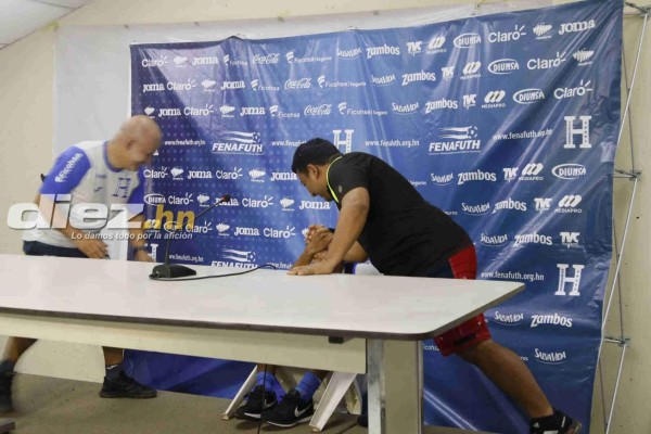 FOTOS: La caída de Rigo Rivas en conferencia de prensa con la Selección de Honduras