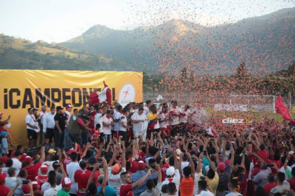 Las imágenes imperdibles del título de Real Sociedad en la Liga de Ascenso