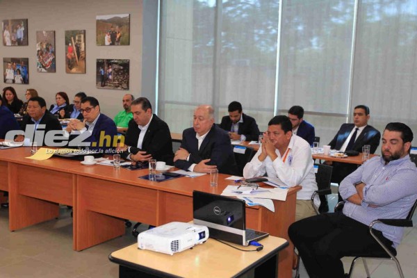 FOTOS: Así fue la reunión entre Fenafuth, Liga Nacional, policía y presidente por el tema de violencia