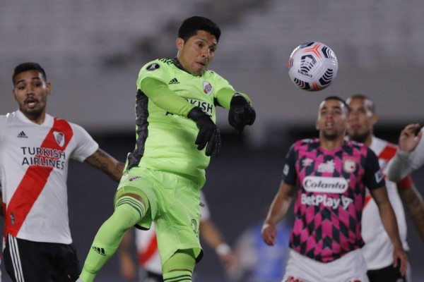 Las insólitas imágenes de Enzo Pérez jugando de portero con River Plate ¡y lesionado!
