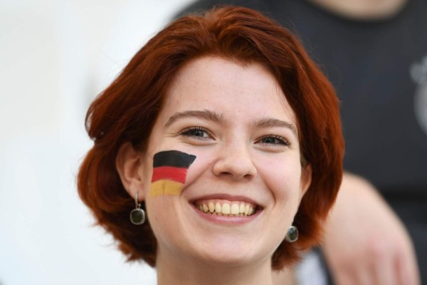 El toque femenino: Las bellezas en el Francia-Alemania