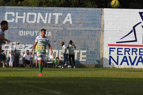 Legionarios invitados para el San Juan-Pinares y aficionado lo ve desde una hamaca