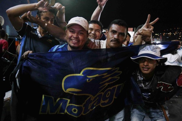 La afición de Motagua se luce al llenar el estadio Nacional