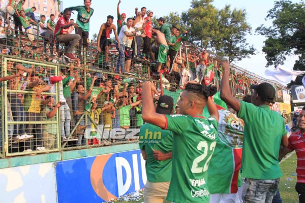 ¡Abrazos, lágrimas y besos! Eufórico festejo del Marathón tras coronarse campeón