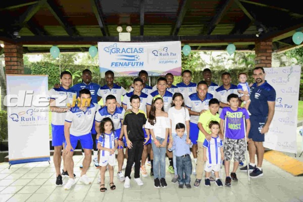 ¡Bonita actividad! Jugadores de la Selección de Honduras dan alegría a niños