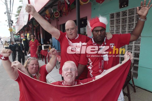 Hondureños y suizos ponen la fiesta en Manaus.