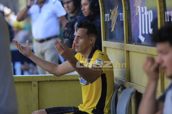 EN FOTOS: Ángel Tejeda perdió el control con gesto obsceno y escupitajo&nbsp;&nbsp;