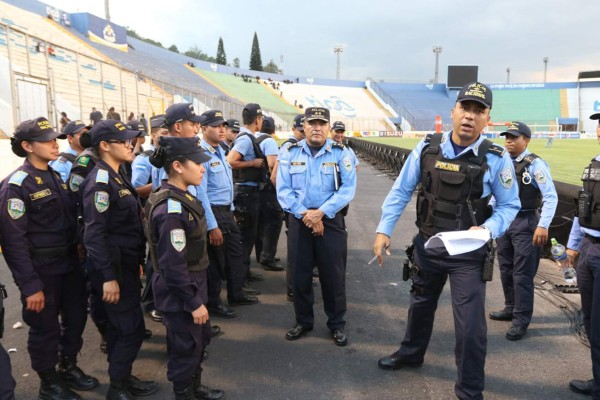 ¡BRUTAL! Las barras de Olimpia y Motagua protagonizan pelea campal