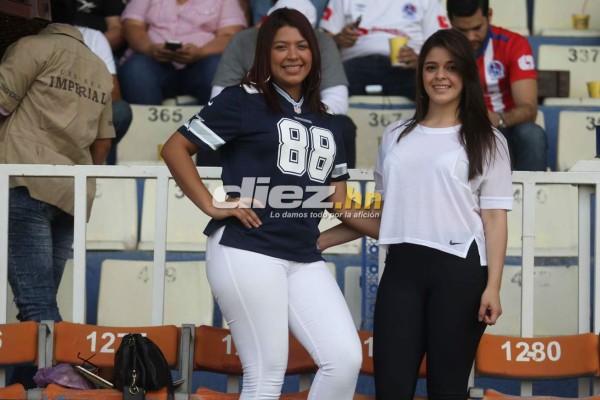 ¡Espectaculares! Las bellezas que llegaron al Nacional para adornar el clásico Olimpia-Motagua