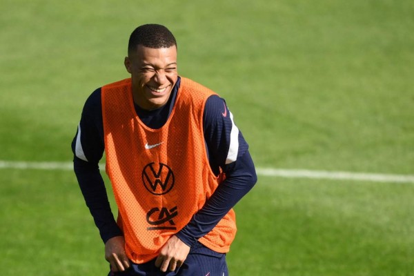 Mbappé se parte de la risa y las imágenes del brutal tridente que ponen a temblar a la Euro