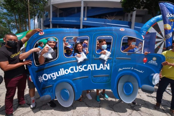 ¡Ambientazo! Hondureños se hacen sentir en el Cuscatlán y hasta Francisco Morazán llegó con su traje de general