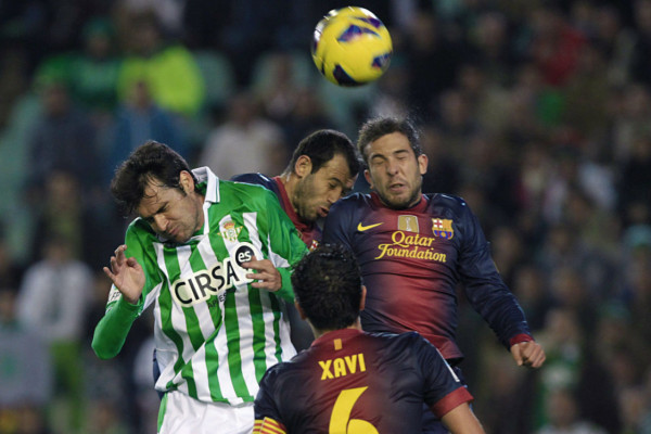 Barcelona vence 2-1 al Betis y Messi hace historia