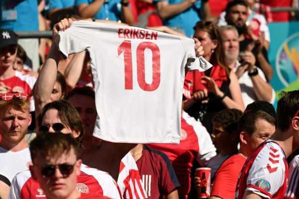 Minuto de aplausos y pancartas gigantes: El conmovedor homenaje a Eriksen durante el Dinamarca-Bélgica