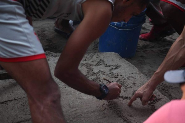 Sonrisas, unidad y el escudo de arena de los jugadores del Vida
