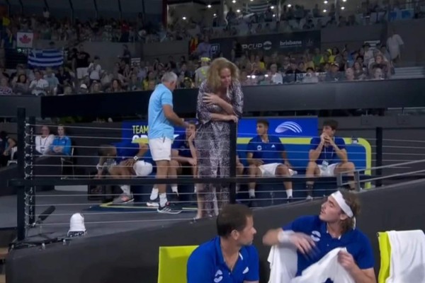 Nunca antes visto: Tenista griego revienta su raqueta, golpea a su papá y su madre lo regaña