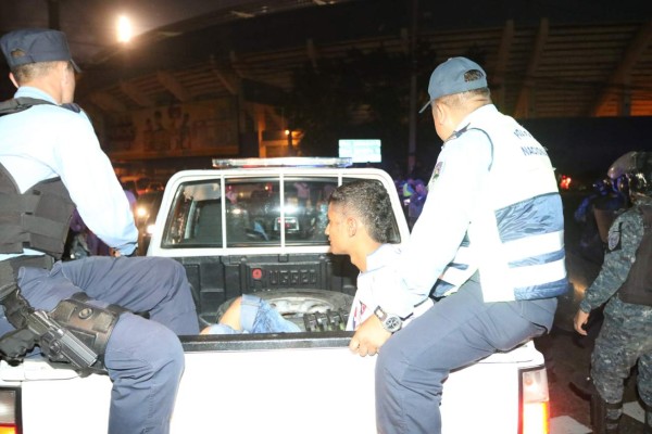 ¡BRUTAL! Las barras de Olimpia y Motagua protagonizan pelea campal