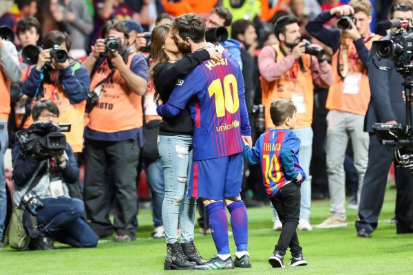 En fotos: Así celebraron las esposas e hijos de los jugadores del Barcelona la Copa del Rey ¿Y Shakira?