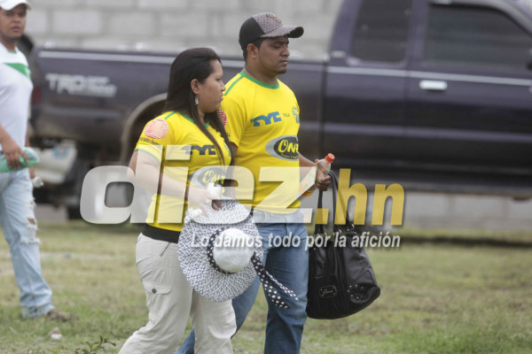 Aficionados del Parrillas One y Juticalpa ponen el ambiente en el estadio Carlos Miranda de Comayagua.