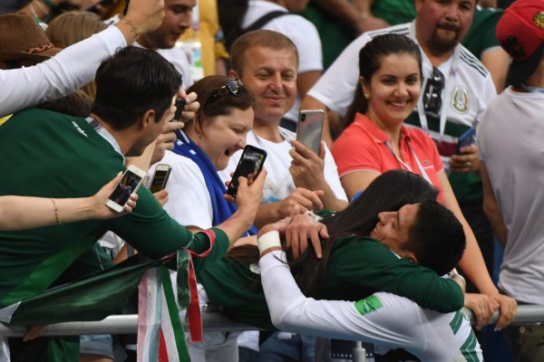 NO SE VIO EN TV: La impactante foto de presidente de Corea con capitán de su selección