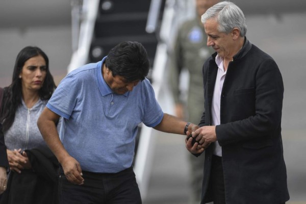 Evo Morales: con sonrisa y los cordones sueltos, así fue su llegada a México