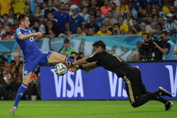 Messi saca su garra: Argentina gana 2-1 a Bosnia.