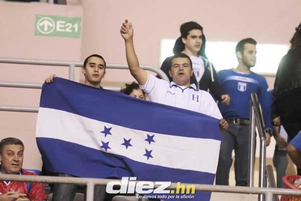 Selección catracha recibe el apoyo su afición en la UNCAF.