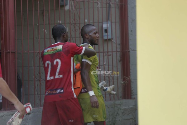 Portero de Real Sociedad se enfurece y buscó pelear con un compañero