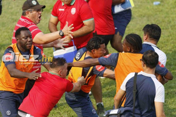 EN FOTOS: La lluvia de golpes y patadas entre técnicos de Marathón y Motagua