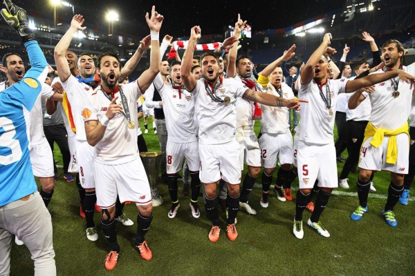 Locura de jugadores y aficionados del Sevilla por su título de Europa League
