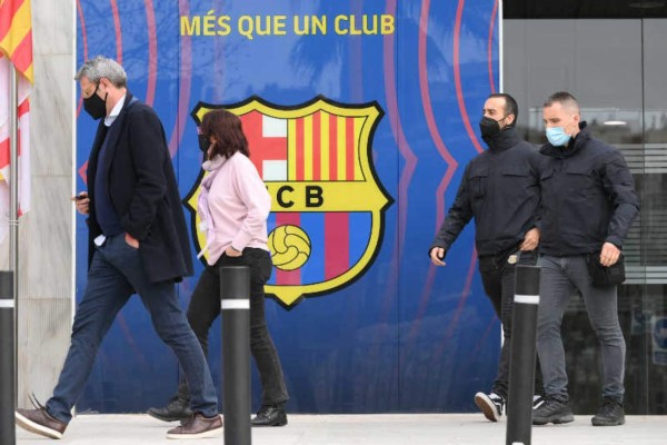 ¿Qué buscan? Así entraron los Mossos d' Esquadra al Camp Nou: Hasta un perro es parte de la investigación
