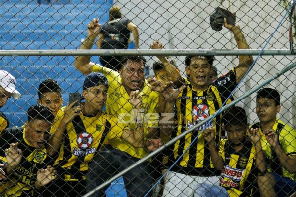 FOTOS: Reclamos, altercados y bombas lacrimógenas en el estadio Morazán