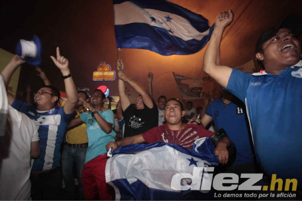 Hondureños celebrando clasificación al Mundial