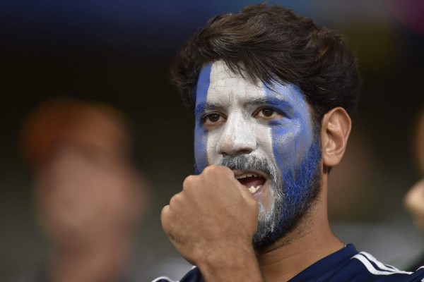 NO SE VIO EN TV: La pancarta a Cristiano, las bellas paraguayas y la bronca de Messi