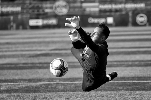 Así recibieron a Keylor Navas en el PSG: El abrazo de Di María y sus primeras atajadas