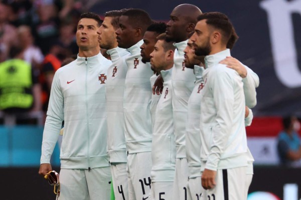 FOTOS: Agradeció la victoria de rodillas, le dieron un premio y Cristiano Ronaldo recibió gritos homófobos: 'Homosexual'