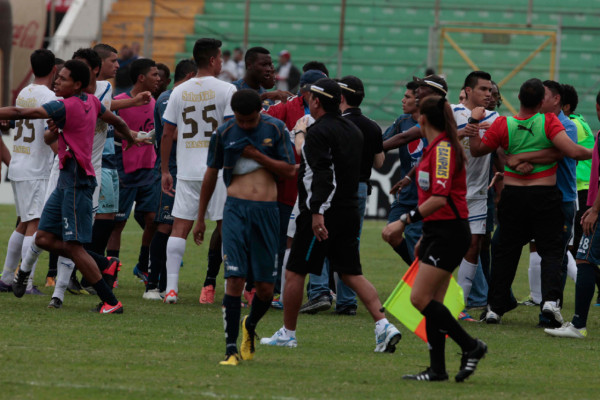 Olimpia-Motagua reserva se fueron a los golpes